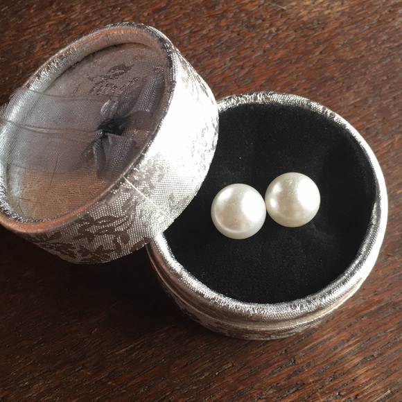 ❤️LAST PAIR! Akoya 12mm Shell Pearl Stud Earrings - Picture 4 of 5